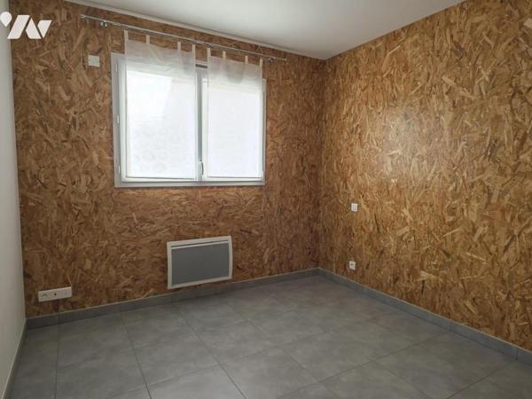 Maison récente (2017) - plain pied - trois chambres - avec jardin et dépendance.