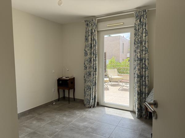 Villeneuve-lès-Avignon (30400) Appartement avec grande terrasse