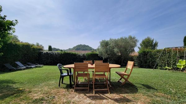 Maison traditionnelle au calme avec piscine partagée