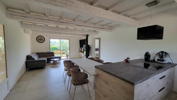 Maison traditionnelle au calme avec piscine partagée