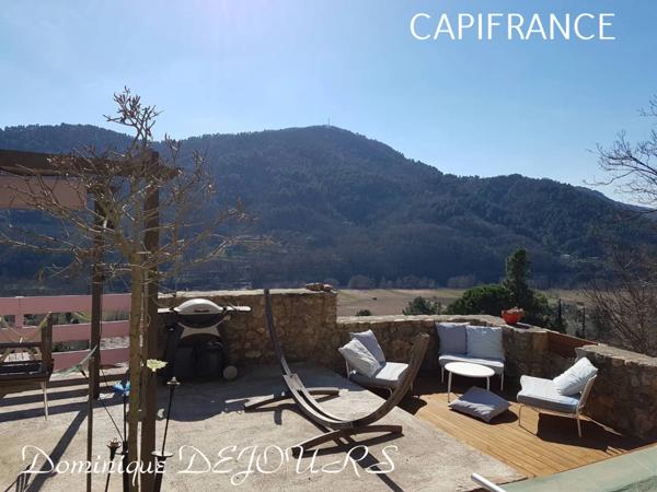 Très Belle Maison en pierres dominant la Vallée de l'Eyrieux avec une vue splendide. 3 chambres, un grand séjour et une piscine.