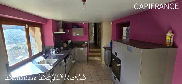 Très Belle Maison en pierres dominant la Vallée de l'Eyrieux avec une vue splendide. 3 chambres, un grand séjour et une piscine.