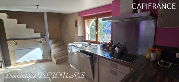 Très Belle Maison en pierres dominant la Vallée de l'Eyrieux avec une vue splendide. 3 chambres, un grand séjour et une piscine.