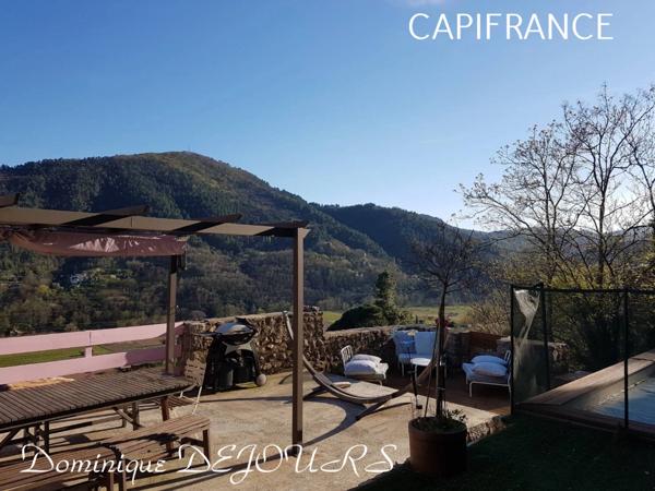 Très Belle Maison en pierres dominant la Vallée de l'Eyrieux avec une vue splendide. 3 chambres, un grand séjour et une piscine.