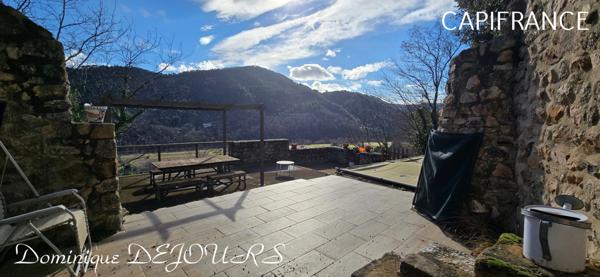 Très Belle Maison en pierres dominant la Vallée de l'Eyrieux avec une vue splendide. 3 chambres, un grand séjour et une piscine.