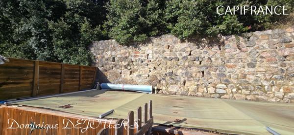 Très Belle Maison en pierres dominant la Vallée de l'Eyrieux avec une vue splendide. 3 chambres, un grand séjour et une piscine.