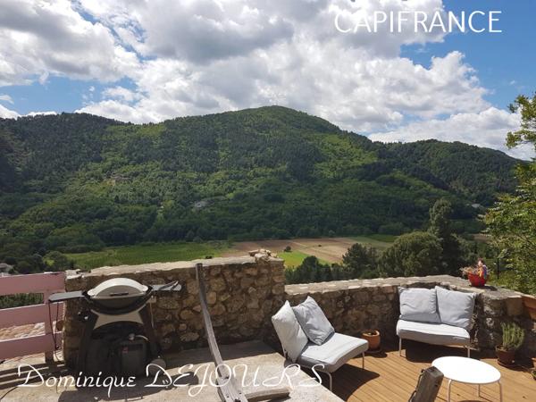 Très Belle Maison en pierres dominant la Vallée de l'Eyrieux avec une vue splendide. 3 chambres, un grand séjour et une piscine.