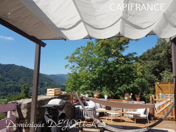 Très Belle Maison en pierres dominant la Vallée de l'Eyrieux avec une vue splendide. 3 chambres, un grand séjour et une piscine.