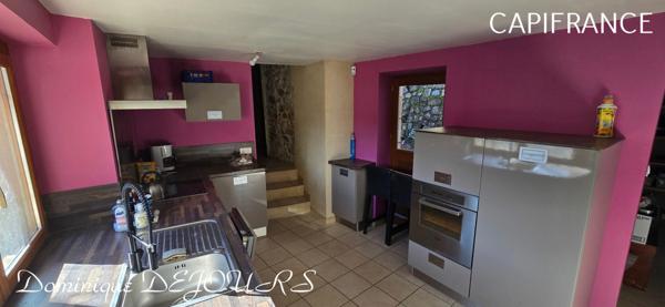 Très Belle Maison en pierres dominant la Vallée de l'Eyrieux avec une vue splendide. 3 chambres, un grand séjour et une piscine.