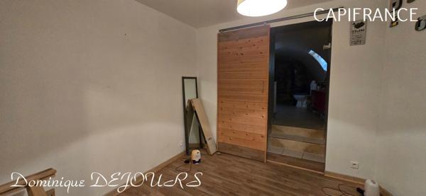 Très Belle Maison en pierres dominant la Vallée de l'Eyrieux avec une vue splendide. 3 chambres, un grand séjour et une piscine.