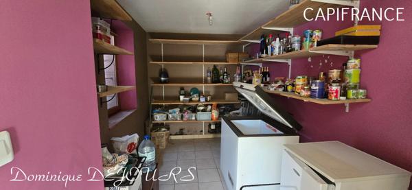 Très Belle Maison en pierres dominant la Vallée de l'Eyrieux avec une vue splendide. 3 chambres, un grand séjour et une piscine.