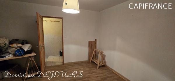 Très Belle Maison en pierres dominant la Vallée de l'Eyrieux avec une vue splendide. 3 chambres, un grand séjour et une piscine.