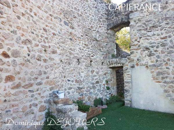 Très Belle Maison en pierres dominant la Vallée de l'Eyrieux avec une vue splendide. 3 chambres, un grand séjour et une piscine.