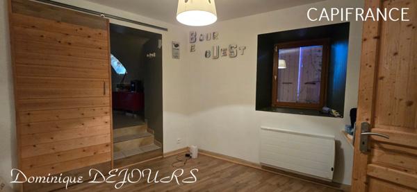 Très Belle Maison en pierres dominant la Vallée de l'Eyrieux avec une vue splendide. 3 chambres, un grand séjour et une piscine.