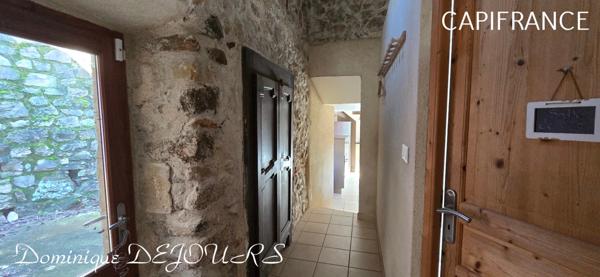 Très Belle Maison en pierres dominant la Vallée de l'Eyrieux avec une vue splendide. 3 chambres, un grand séjour et une piscine.