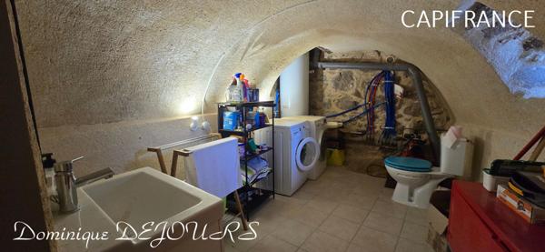 Très Belle Maison en pierres dominant la Vallée de l'Eyrieux avec une vue splendide. 3 chambres, un grand séjour et une piscine.