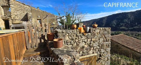 Très Belle Maison en pierres dominant la Vallée de l'Eyrieux avec une vue splendide. 3 chambres, un grand séjour et une piscine.