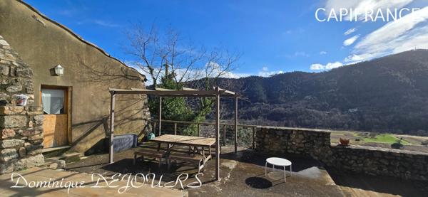 Très Belle Maison en pierres dominant la Vallée de l'Eyrieux avec une vue splendide. 3 chambres, un grand séjour et une piscine.