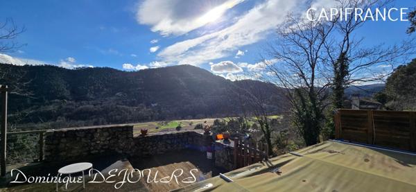 Très Belle Maison en pierres dominant la Vallée de l'Eyrieux avec une vue splendide. 3 chambres, un grand séjour et une piscine.