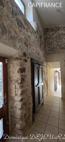 Très Belle Maison en pierres dominant la Vallée de l'Eyrieux avec une vue splendide. 3 chambres, un grand séjour et une piscine.