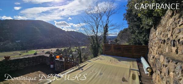 Très Belle Maison en pierres dominant la Vallée de l'Eyrieux avec une vue splendide. 3 chambres, un grand séjour et une piscine.