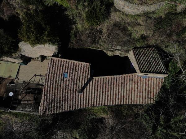Très Belle Maison en pierres dominant la Vallée de l'Eyrieux avec une vue splendide. 3 chambres, un grand séjour et une piscine.