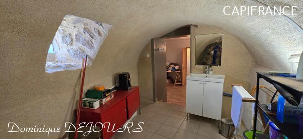 Très Belle Maison en pierres dominant la Vallée de l'Eyrieux avec une vue splendide. 3 chambres, un grand séjour et une piscine.