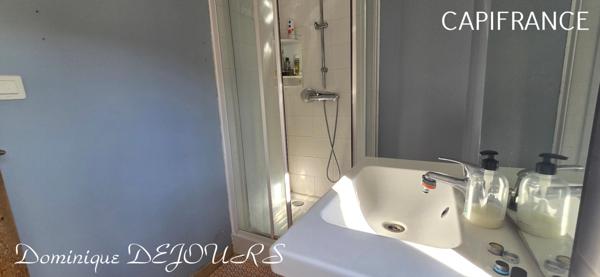 Très Belle Maison en pierres dominant la Vallée de l'Eyrieux avec une vue splendide. 3 chambres, un grand séjour et une piscine.