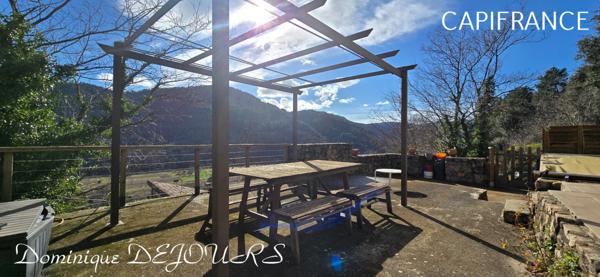 Très Belle Maison en pierres dominant la Vallée de l'Eyrieux avec une vue splendide. 3 chambres, un grand séjour et une piscine.