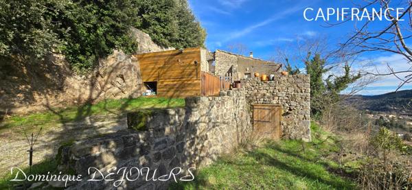 Très Belle Maison en pierres dominant la Vallée de l'Eyrieux avec une vue splendide. 3 chambres, un grand séjour et une piscine.