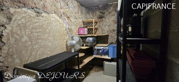 Très Belle Maison en pierres dominant la Vallée de l'Eyrieux avec une vue splendide. 3 chambres, un grand séjour et une piscine.