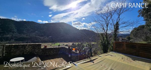 Très Belle Maison en pierres dominant la Vallée de l'Eyrieux avec une vue splendide. 3 chambres, un grand séjour et une piscine.