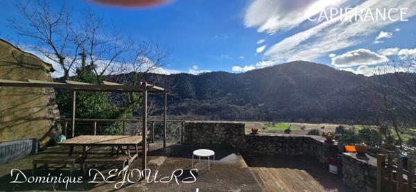 Très Belle Maison en pierres dominant la Vallée de l'Eyrieux avec une vue splendide. 3 chambres, un grand séjour et une piscine.