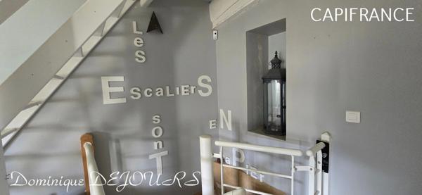 Très Belle Maison en pierres dominant la Vallée de l'Eyrieux avec une vue splendide. 3 chambres, un grand séjour et une piscine.