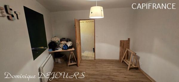 Très Belle Maison en pierres dominant la Vallée de l'Eyrieux avec une vue splendide. 3 chambres, un grand séjour et une piscine.