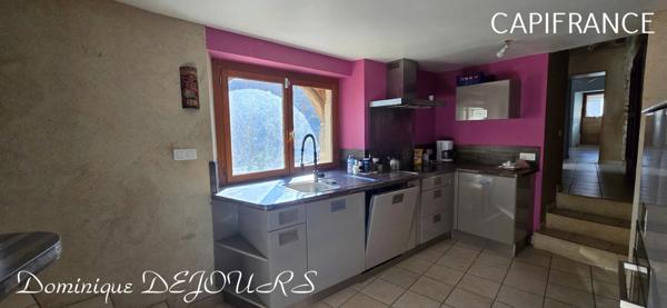 Très Belle Maison en pierres dominant la Vallée de l'Eyrieux avec une vue splendide. 3 chambres, un grand séjour et une piscine.