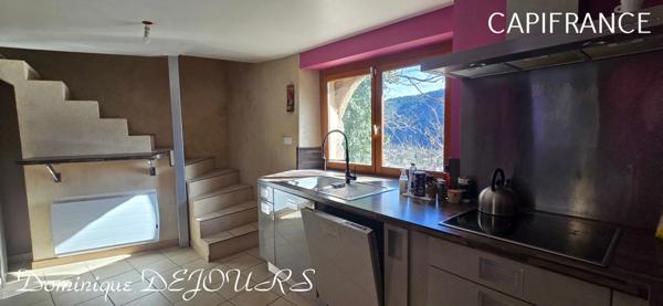 Très Belle Maison en pierres dominant la Vallée de l'Eyrieux avec une vue splendide. 3 chambres, un grand séjour et une piscine.