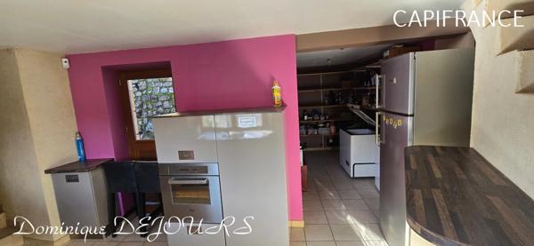 Très Belle Maison en pierres dominant la Vallée de l'Eyrieux avec une vue splendide. 3 chambres, un grand séjour et une piscine.