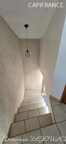 Très Belle Maison en pierres dominant la Vallée de l'Eyrieux avec une vue splendide. 3 chambres, un grand séjour et une piscine.