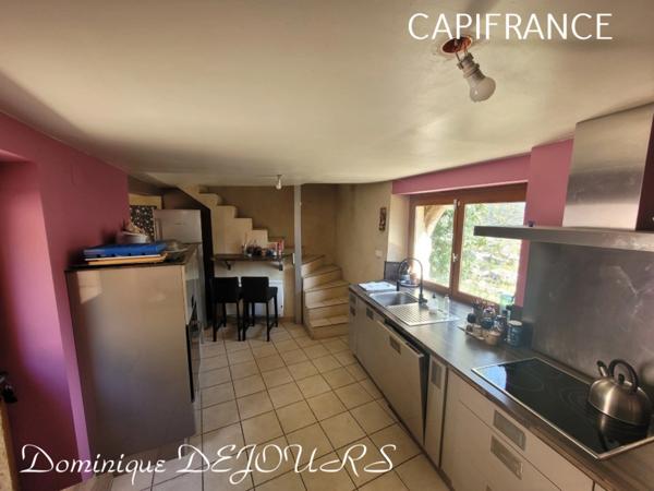 Très Belle Maison en pierres dominant la Vallée de l'Eyrieux avec une vue splendide. 3 chambres, un grand séjour et une piscine.