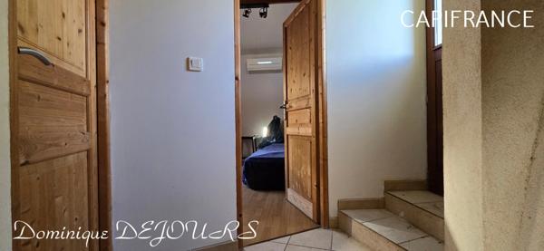 Très Belle Maison en pierres dominant la Vallée de l'Eyrieux avec une vue splendide. 3 chambres, un grand séjour et une piscine.