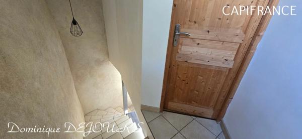 Très Belle Maison en pierres dominant la Vallée de l'Eyrieux avec une vue splendide. 3 chambres, un grand séjour et une piscine.