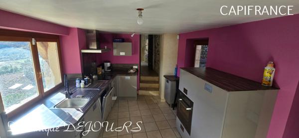 Très Belle Maison en pierres dominant la Vallée de l'Eyrieux avec une vue splendide. 3 chambres, un grand séjour et une piscine.