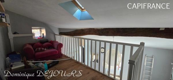 Très Belle Maison en pierres dominant la Vallée de l'Eyrieux avec une vue splendide. 3 chambres, un grand séjour et une piscine.