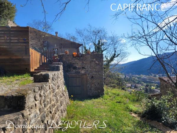 Très Belle Maison en pierres dominant la Vallée de l'Eyrieux avec une vue splendide. 3 chambres, un grand séjour et une piscine.