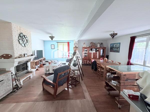 MAISON DE VILLAGE 3 CHAMBRES + BUREAU ET GARAGE A CHAMPDENIERS