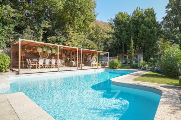 Maison contemporaine de plain-pied avec vue dominante sur le Luberon, piscine et studio indépendant
