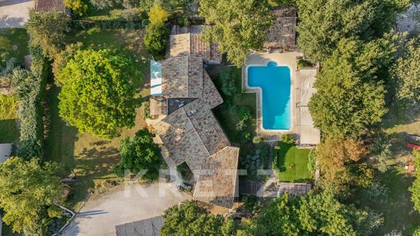 Maison contemporaine de plain-pied avec vue dominante sur le Luberon, piscine et studio indépendant