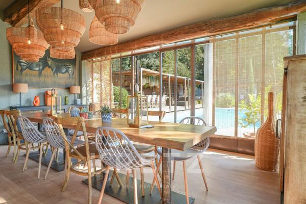 Maison contemporaine de plain-pied avec vue dominante sur le Luberon, piscine et studio indépendant