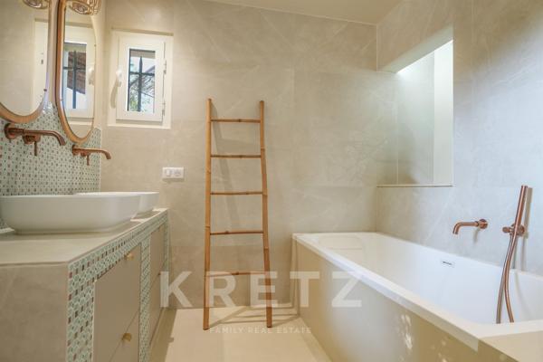 Maison contemporaine de plain-pied avec vue dominante sur le Luberon, piscine et studio indépendant